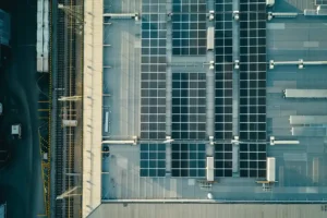 Mehr über den Artikel erfahren Gewerbliche Solaranlagen: Vorteile und Anwendungen für Unternehmen